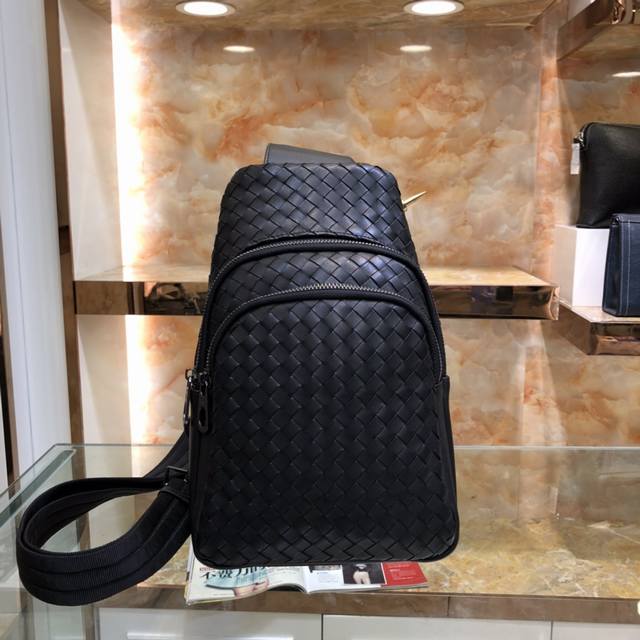 Bv men's chest bag, tends to be simple, leather is destined to be the focus, wit
