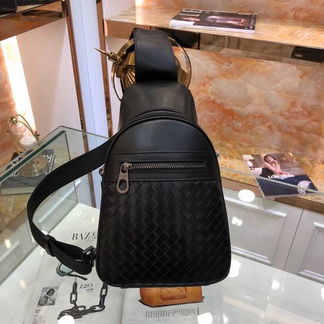 Bv men's chest bag, tends to be simple, leather is destined to be the focus, wit