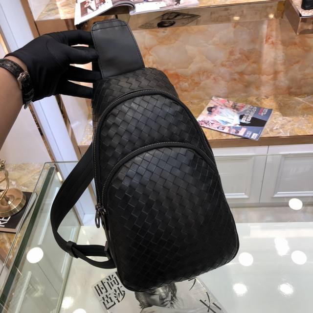Bv men's chest bag, tends to be simple, leather is destined to be the focus, wit