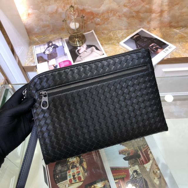 Bv Braided Clutch with Box Made of top imported waxed calfskin, practical functi