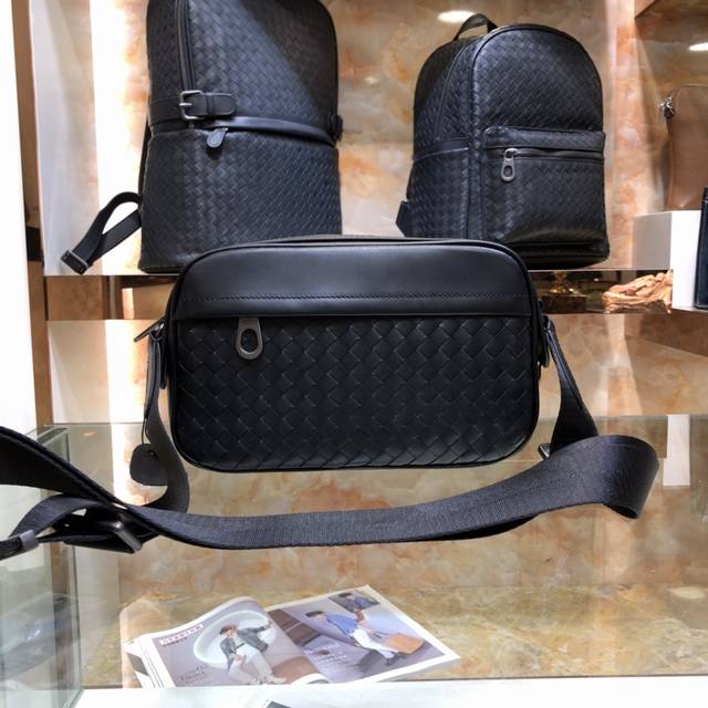 Bv The latest men's messenger bag original quality official website synchronizat