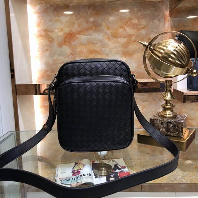Bv men's crossbody camera bag is so simple and has no secrets. It is well known
