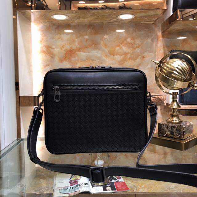 Bv Bottega Veneta original men's crossbody shoulder bag is made of imported waxe