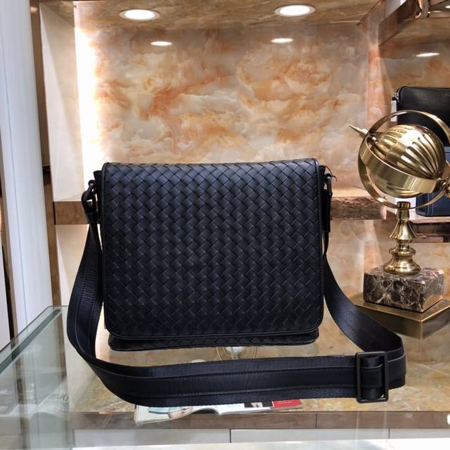Bv woven messenger bag is a popular item. This messenger bag is made of pure han