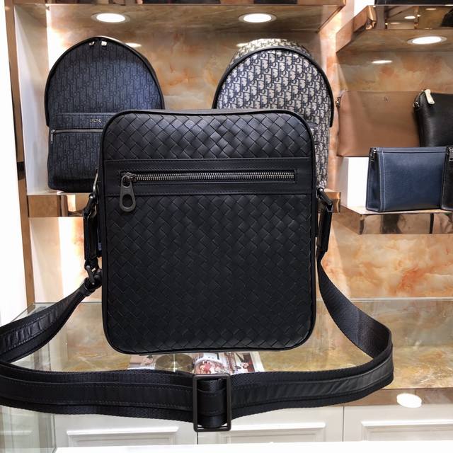 Bv men's messenger bag is so simple and has no secrets. It is well known to the