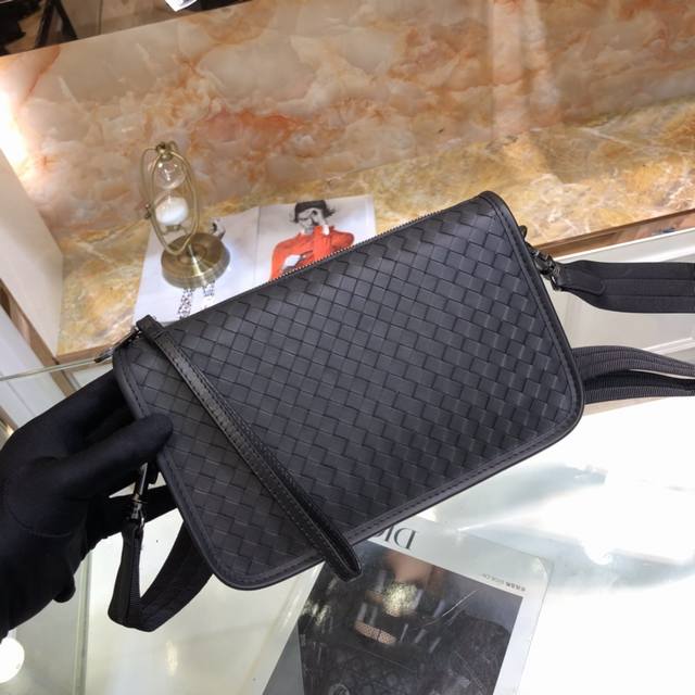 Bv Top official website popular simple and elegant men's handbag is on the marke
