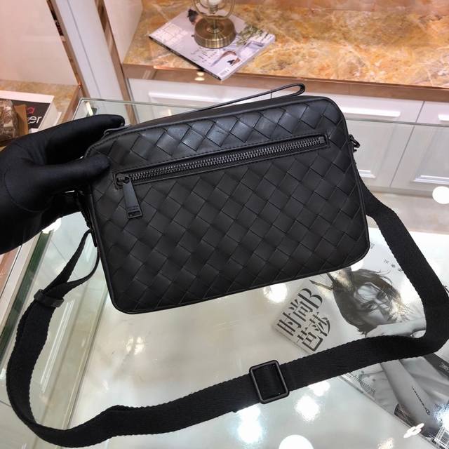 Bv New classic woven leather small messenger bag, crossbody or handheld Top zipp
