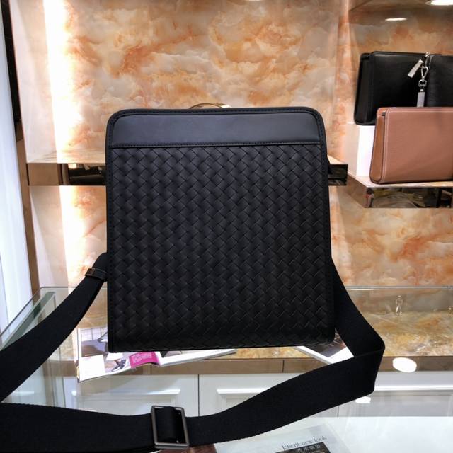 Bv Bottega Veneta original men's crossbody shoulder bag is made of imported waxe