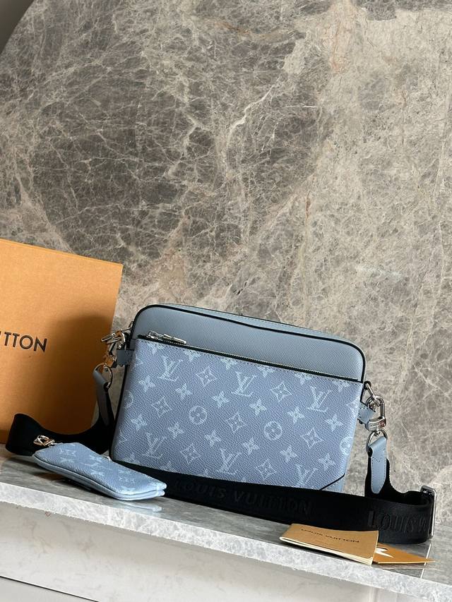Trio Messenger Bag]M14069 Light Blue This Trio Messenger Bag is wrapped in Taga