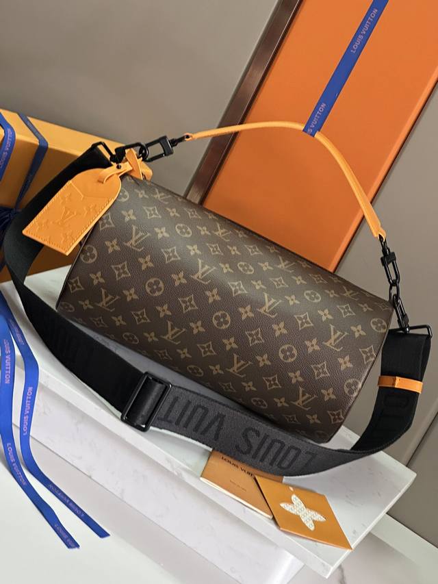 Top original M46691 Yellow leather This Soft Polochon handbag combines Monogram