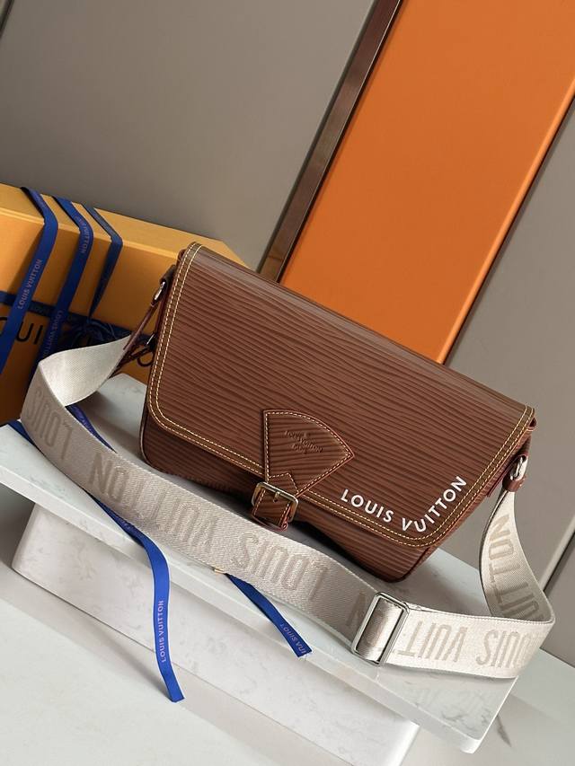 Top-quality original Montsouris messenger bag M23097 Caramel This spacious Aly M