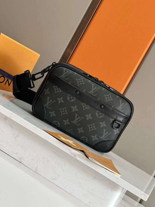 Original new model shipped New messenger bag This Alpha messenger bag is made of