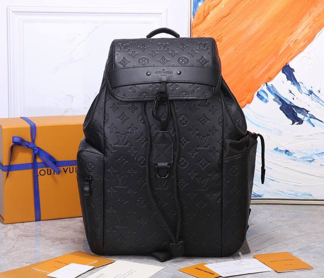 Top Original M43680 This Discovery backpack is made of soft and finely embossed
