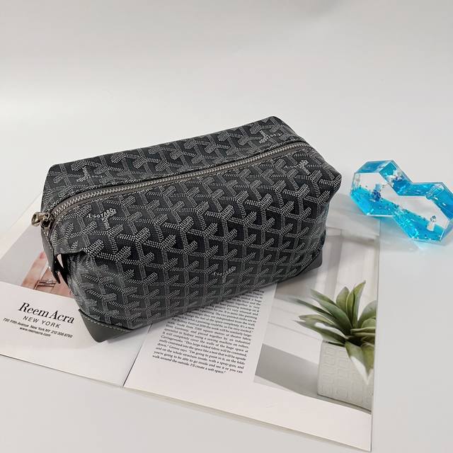 Boeing toiletry bag 25cm follows the style of the travel bag 45cm and 55cm. As a