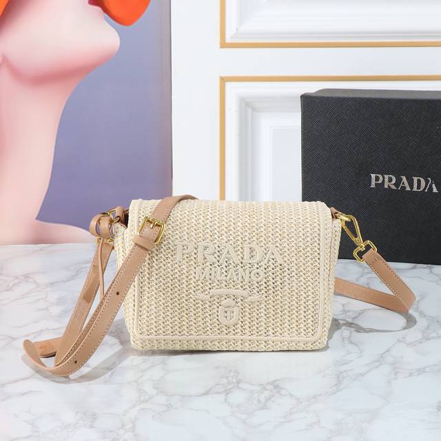 Returned Raffia woven camera bag series is the main style of Prada for the next