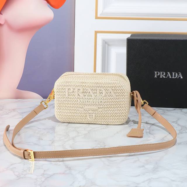 Returned Raffia woven camera bag series is the main style of Prada for the next
