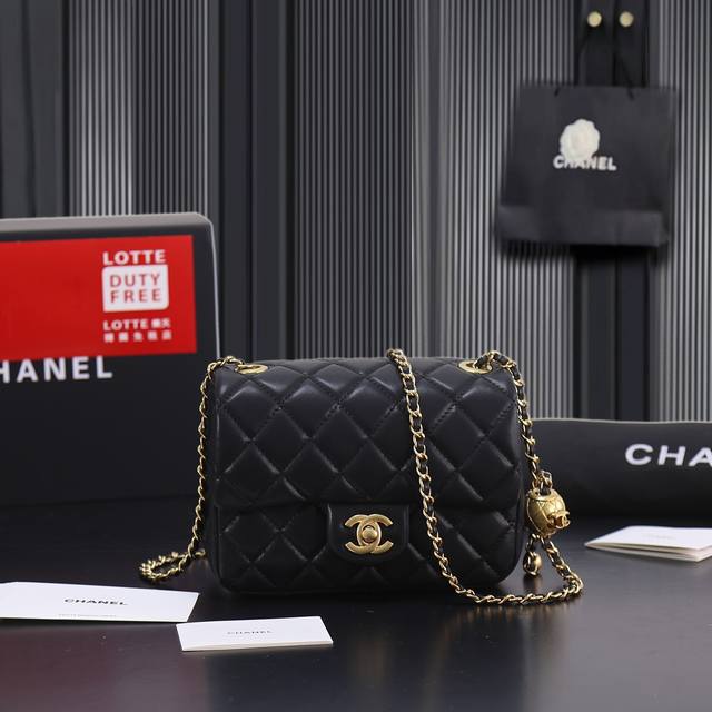 Returned goods come with a full gift box Chane flap bag After wearing this one,