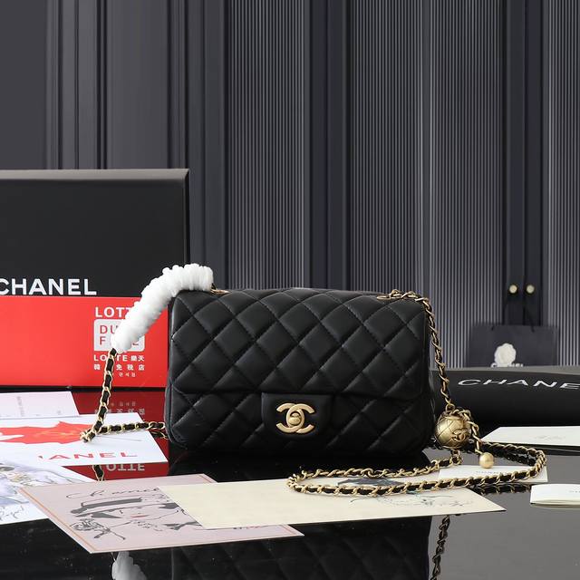 New Chane flap bag with full gift box I really like this one after I put it on.