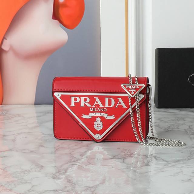 Returned large triangle flap 1Bh189 The new large triangle logo was originally d