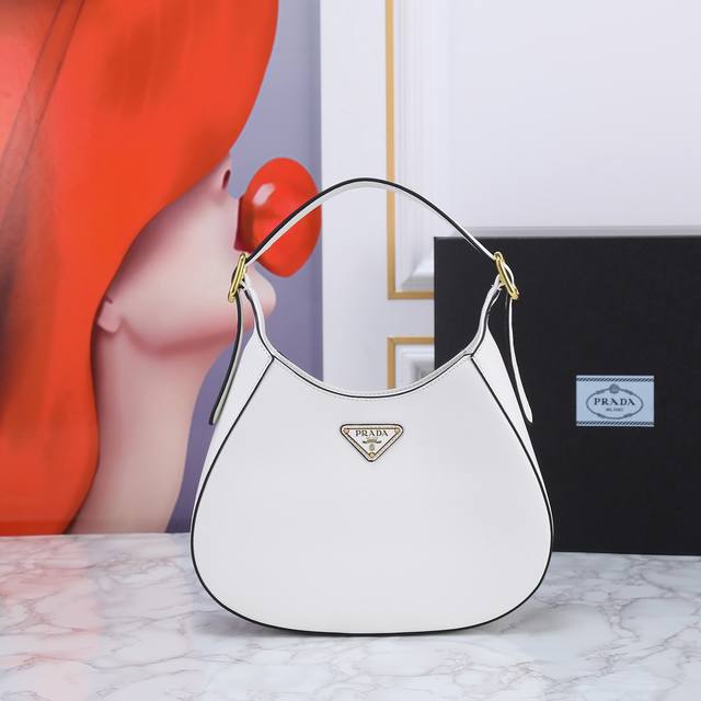 Return Cleo1Bc179 new armpit bag This crossbody bag is made of imported calfskin