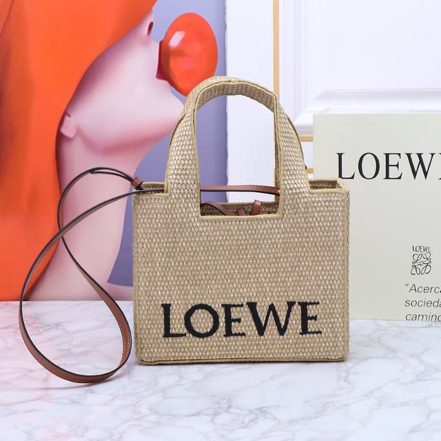 Return to Loewe, super cute and practical The combination of the printed logo ha