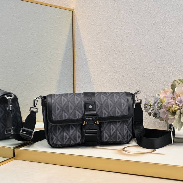 Dior - Dior's latest messenger bag crossbody bag. This Dior Hit The Road messeng