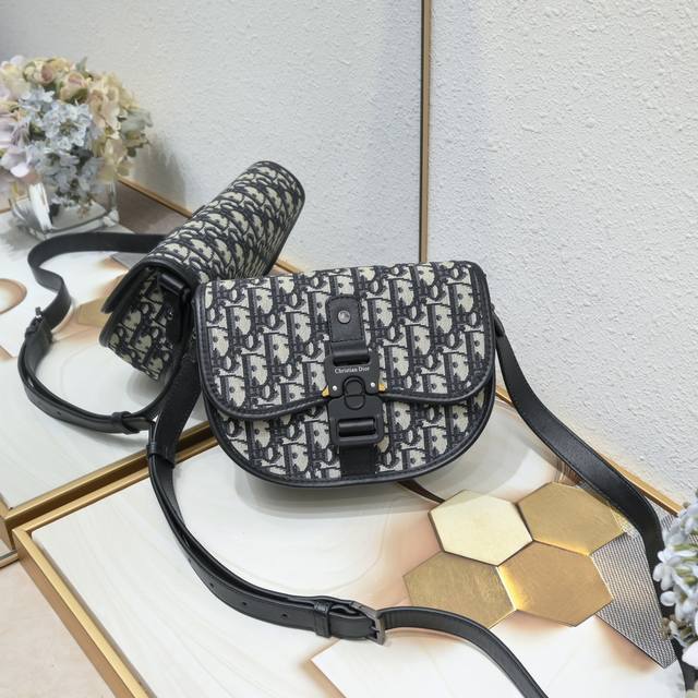 Dio.R Gallo Messenger Bag with Box This Gallop Messenger Bag is a new arrival th