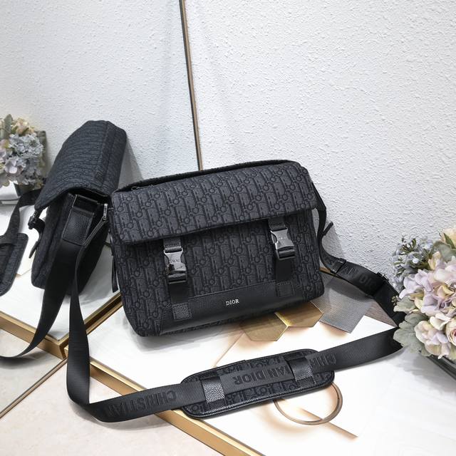 Dior Size: 31 21 8, model Cd-1060 This Diorexplorer handbag draws inspiration fr