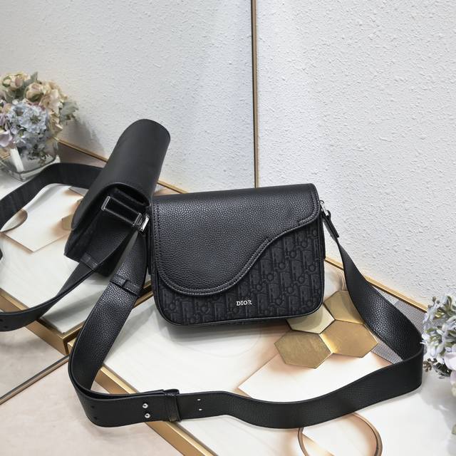Original fabric with box Top original This mini saddle messenger bag is exquisit