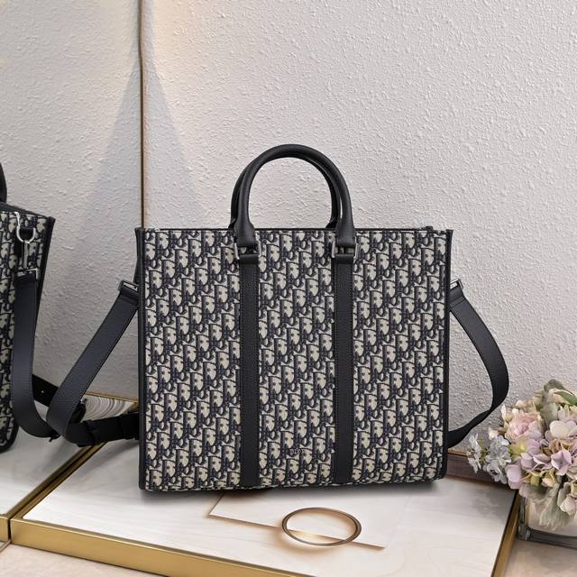Black Oblique This East-West bag exudes timeless elegance. Crafted in black Obli
