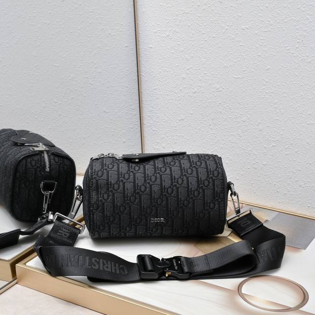 Top Original New for this season, this Dior Lingot messenger bag is practical an