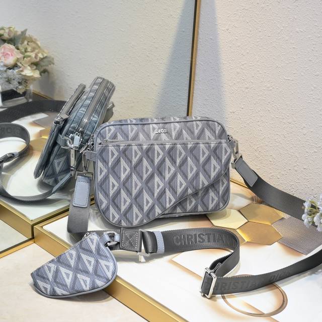 Upgraded version with box New to the Fall 2023 Men's collection, this three-piec