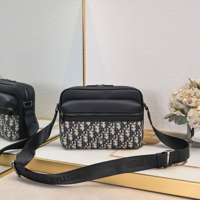 Upgraded version Large size This Rider zippered messenger bag is practical and e