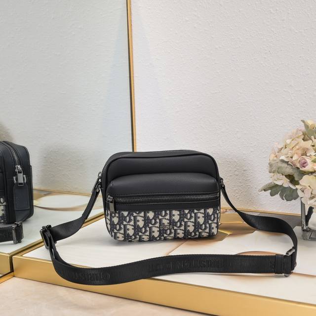 Upgraded version, small size. This Rider zippered messenger bag is practical and