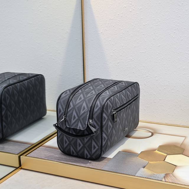 Upgraded version of the toiletry bag Dior Grey Cd Diamond No.: 2492 This toiletr