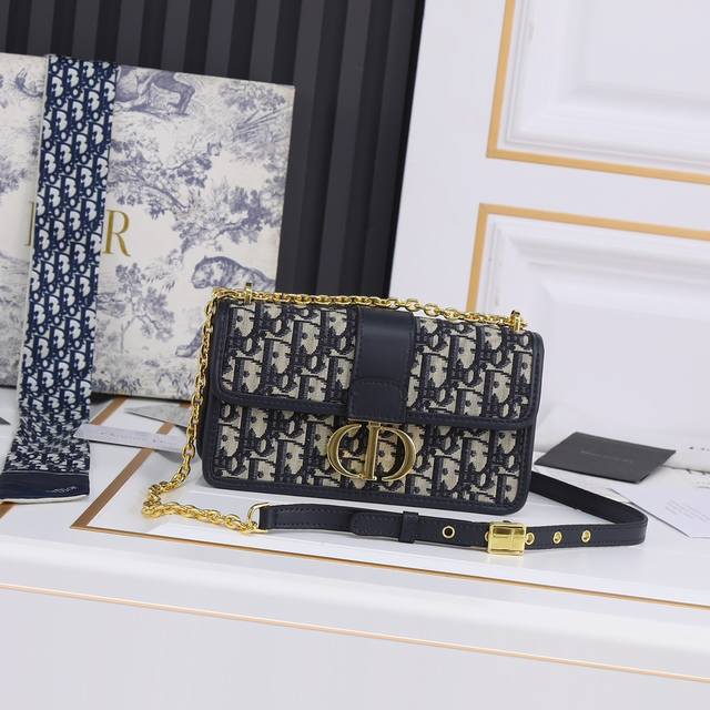 The upgraded version of the new small Di0R 30 Montaigne bag with matching hardwa