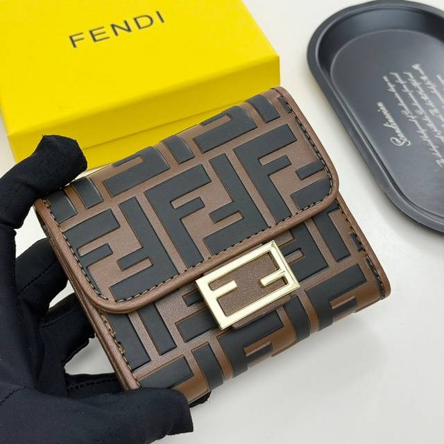 Fendi 8013 Color Black Black Brown Size 10*8.5*2.5 Fendi counter is now on sale!
