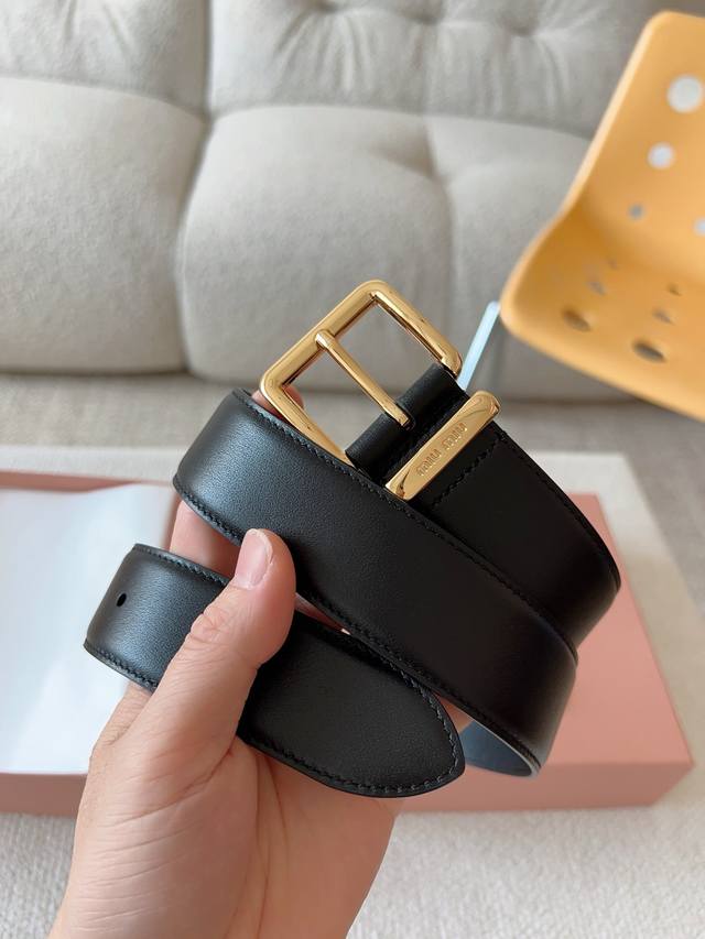 This leather belt from Miu Miu is simple and elegant, with a belt loop adorned w