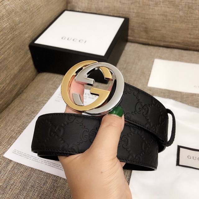 Gucci's latest model, with double-sided top-grain cowhide embossed on the body,