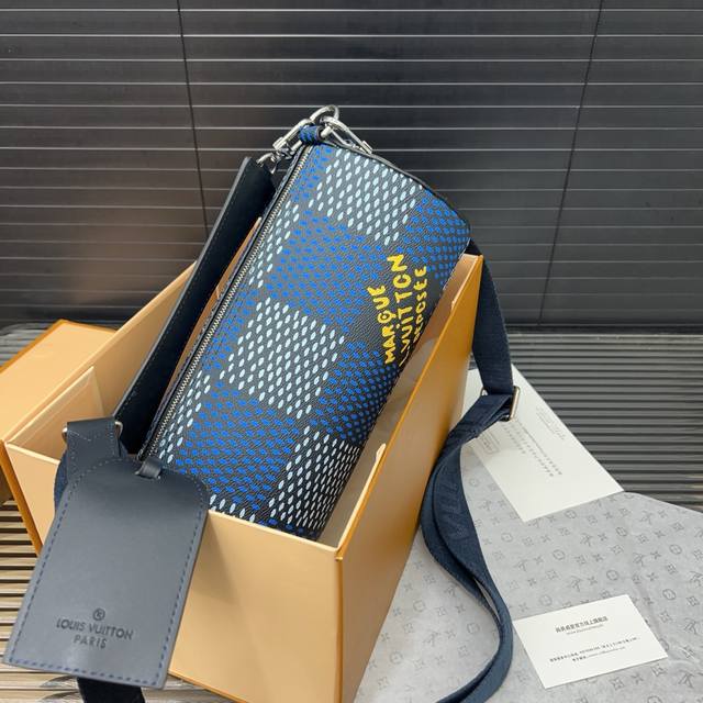 Louisvuitton Soft Polochon detachable and adjustable shoulder strap zipper closu