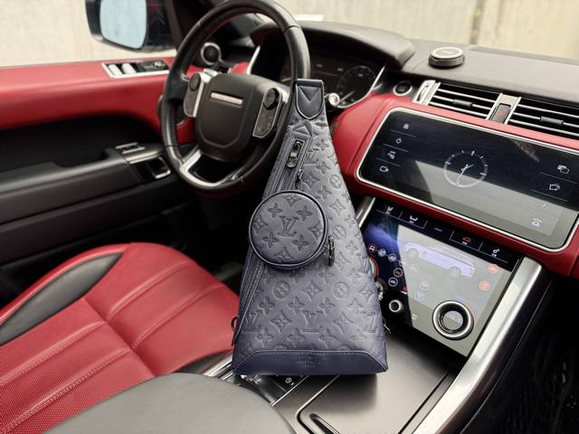 High-end new "Louis Vuitton" Lv chest bag Louis Vuitton shoulder bag M24467 Loui