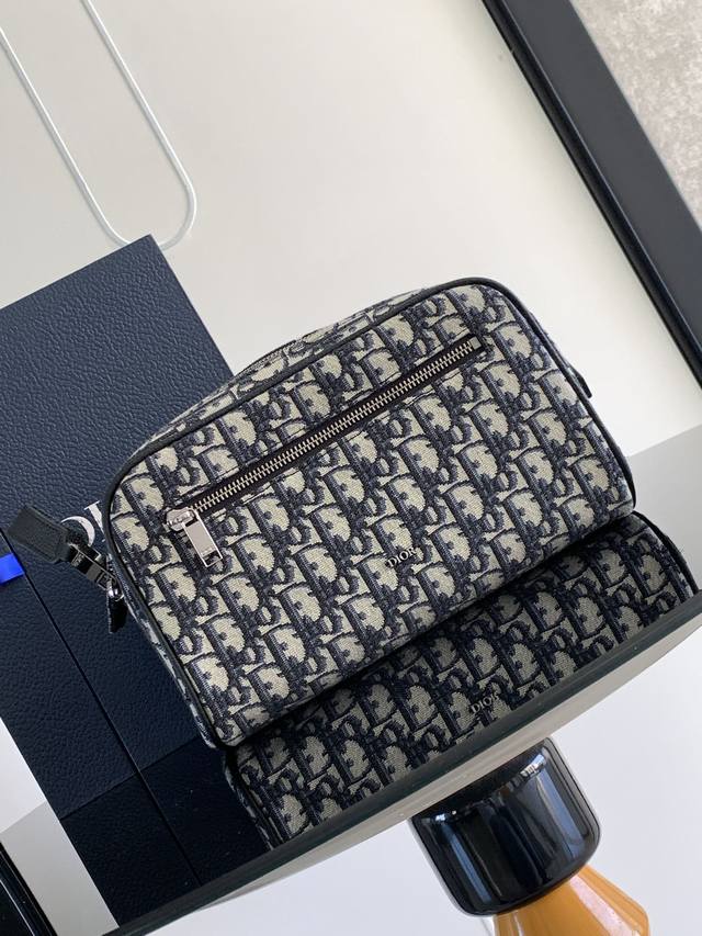 This wash bag combines functionality with minimalist design. Crafted from beige