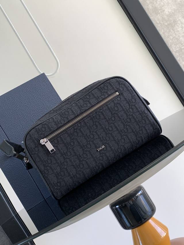 This wash bag combines functionality with minimalist design. Crafted from black