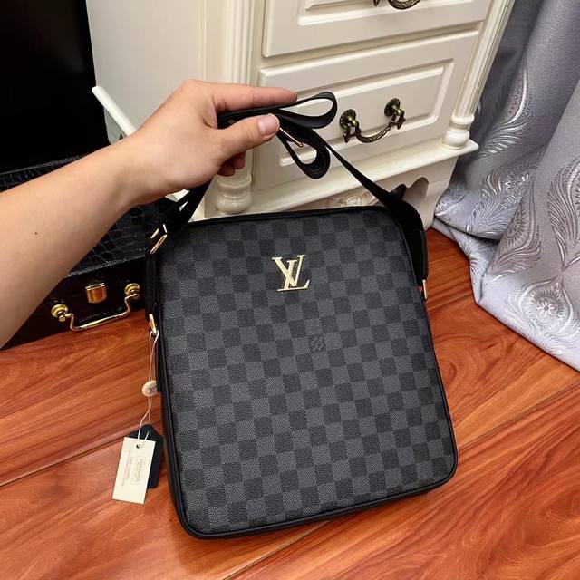 Top original 33110-2L black grid, made of the new iconic black and gray Monogram