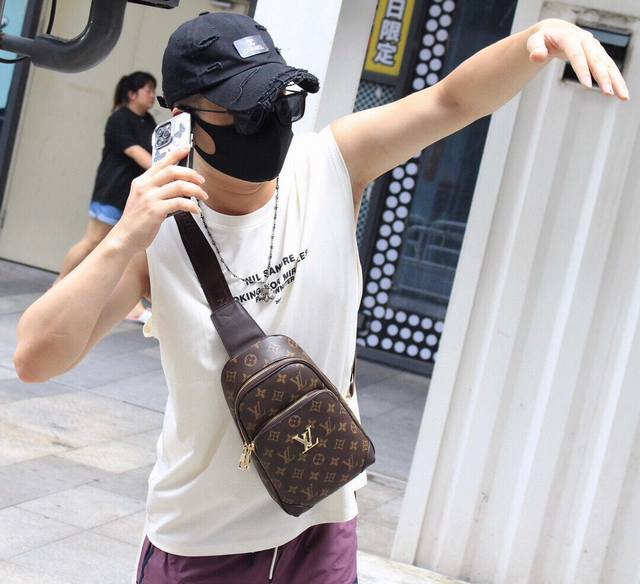 P Out of stock V's vintage chest bag This model uses original top-grain cowhide