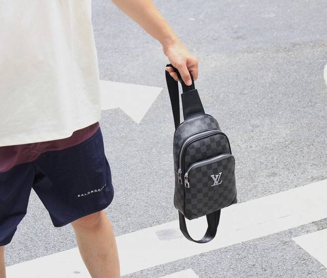P Out of stock V's vintage chest bag This model uses original top-grain cowhide