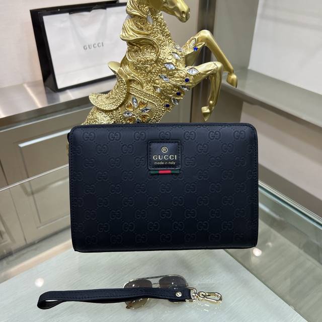 Gucci new handbags are on sale on the official website. Fashionable and stylish.