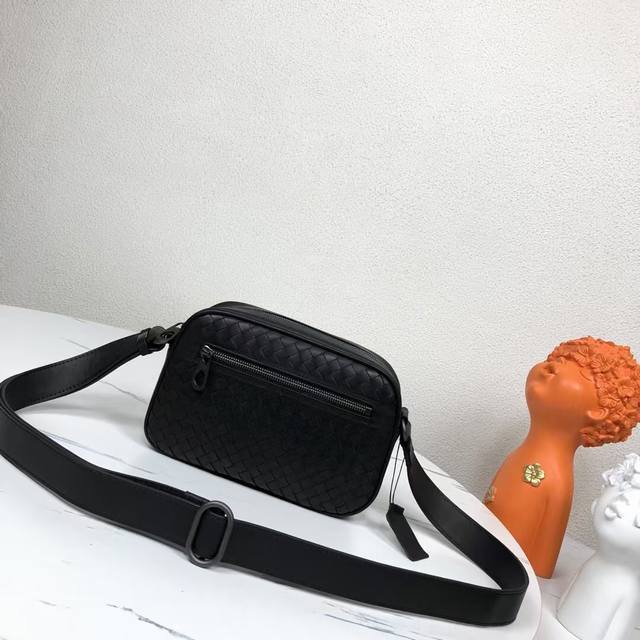 Bv's latest crossbody bag. Bottega Veneta has always focused on combining qualit