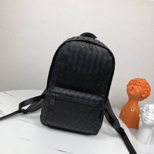 New Small This backpack adopts a contemporary and stylish medium-grid woven desi