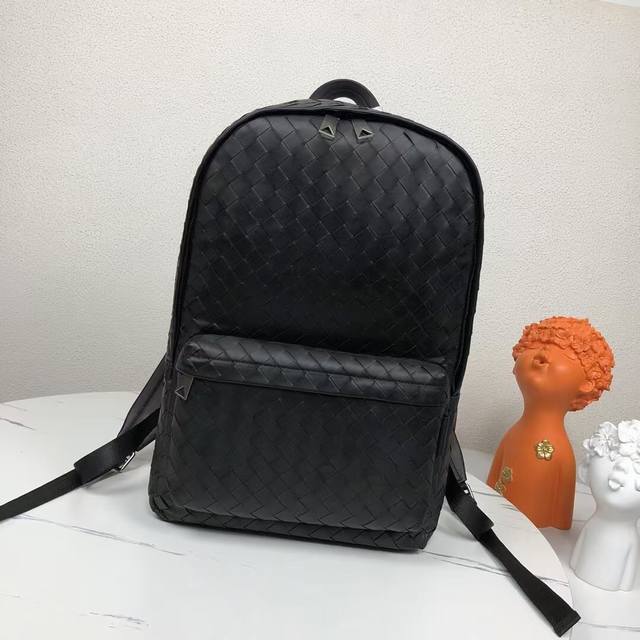 New Large This backpack adopts a contemporary and stylish medium-grid woven desi
